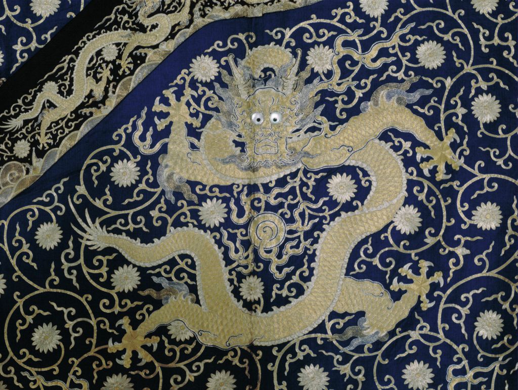 图片[3]-Blue River Silk Flat Gold Silver Entangled Chrysanthemum Golden Dragon Pattern Robe-China Archive